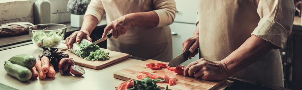 couple-cooking-food